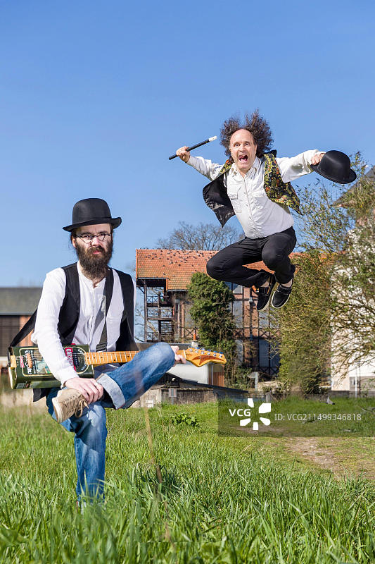 法国安德尔-卢瓦尔省音乐家让-皮埃尔·普兰及其多音阶长笛图片素材