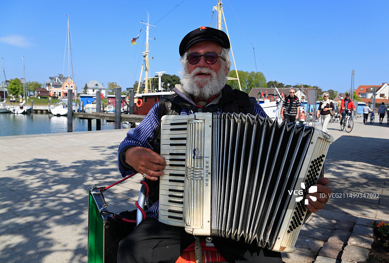 德国石勒苏益格-荷尔斯泰因州尼恩多夫港口的街头音乐家图片素材