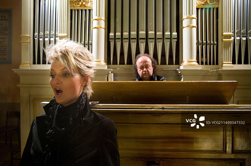 2009年4月2日：教皇约翰·保罗二世逝世四周年，波兰传奇音乐家、作曲家和SBB乐队领队Jozef Skrzek图片素材