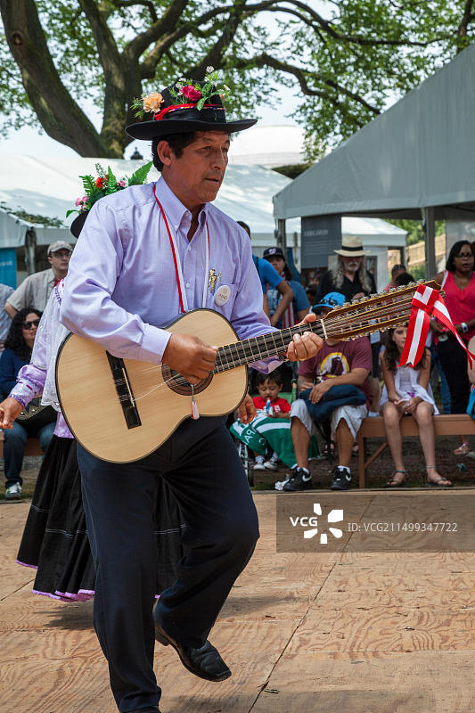在萨拉瓦哈舞中演奏查朗戈琴的音乐人图片素材