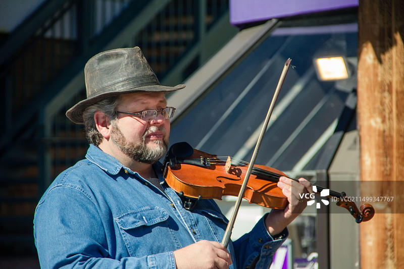音乐家在田纳西州加特林堡旅游小镇音乐会上演奏小提琴图片素材