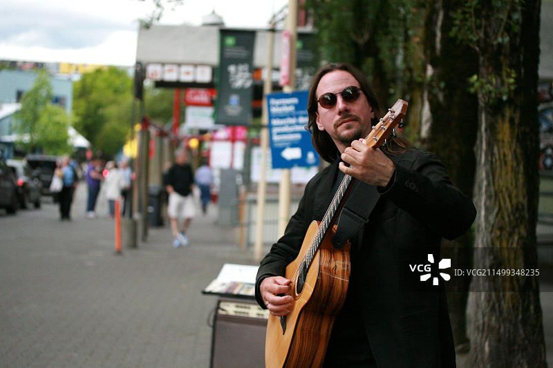 在加拿大不列颠哥伦比亚省格兰维尔岛上的街头艺人图片素材