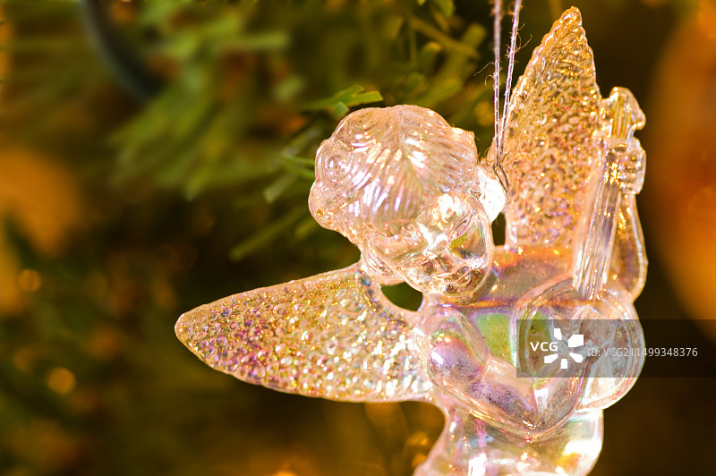 圣诞小天使音乐家装饰挂在树上图片素材