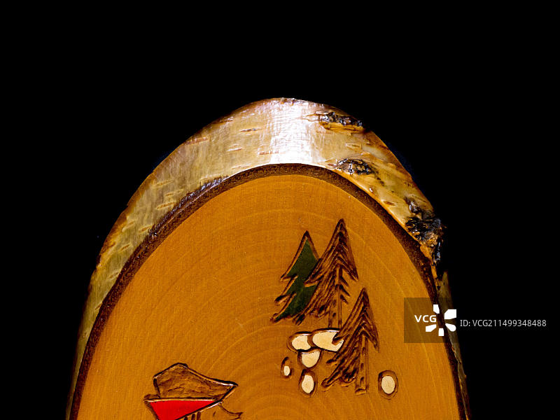 桦木切片上的绘画：音乐家和巴拉莱卡琴图片素材