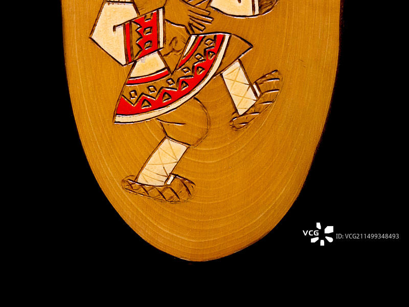 桦木切片上的绘画：音乐家和巴拉莱卡琴图片素材