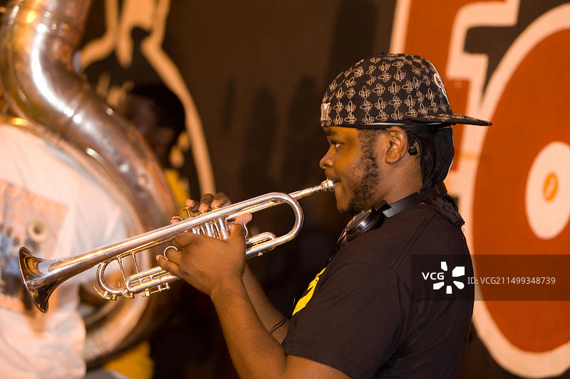 在新奥尔良小巷里吹小号的音乐家图片素材