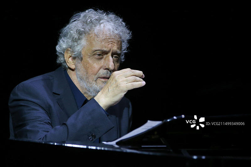 那不勒斯特里亚农·维维亚尼剧院音乐会上的音乐家兼作曲家尼古拉·皮奥瓦尼图片素材