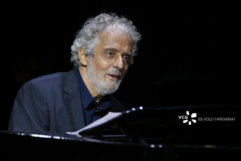 那不勒斯特里亚农·维维亚尼剧院音乐会上的音乐家兼作曲家尼古拉·皮奥瓦尼图片素材