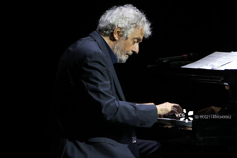 那不勒斯特里亚农·维维亚尼剧院音乐会上的音乐家兼作曲家尼古拉·皮奥瓦尼图片素材