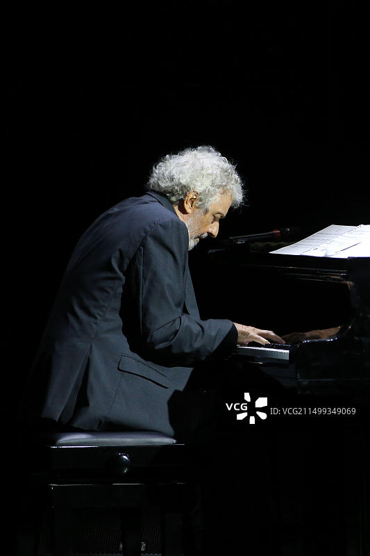 那不勒斯特里亚农·维维亚尼剧院音乐会上的音乐家兼作曲家尼古拉·皮奥瓦尼图片素材