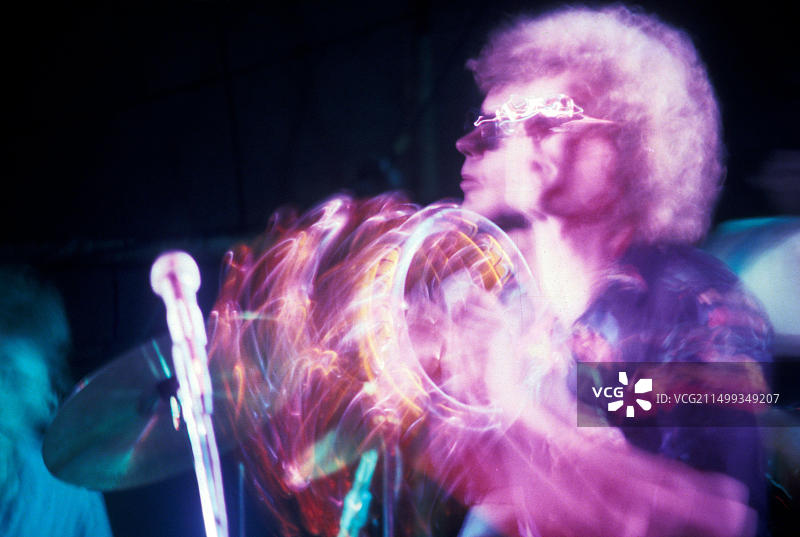 音乐家在动感节奏中跳着铃鼓舞图片素材