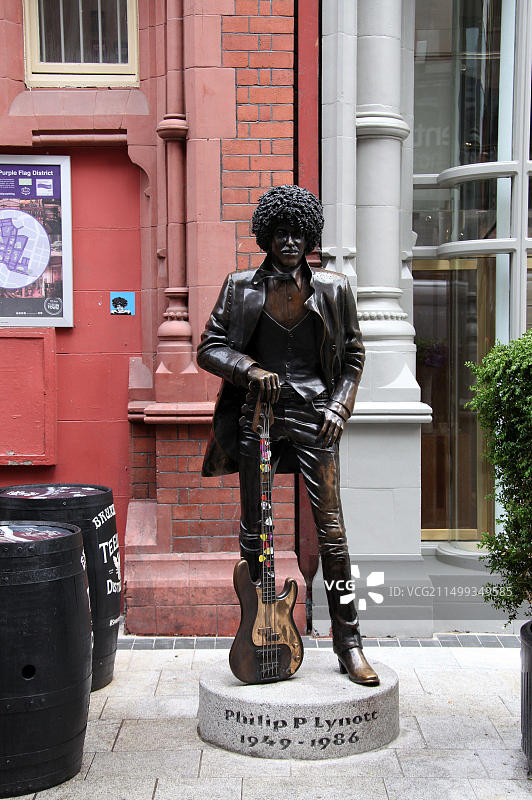 都柏林市中心爱尔兰音乐家菲尔·莱诺特雕像图片素材