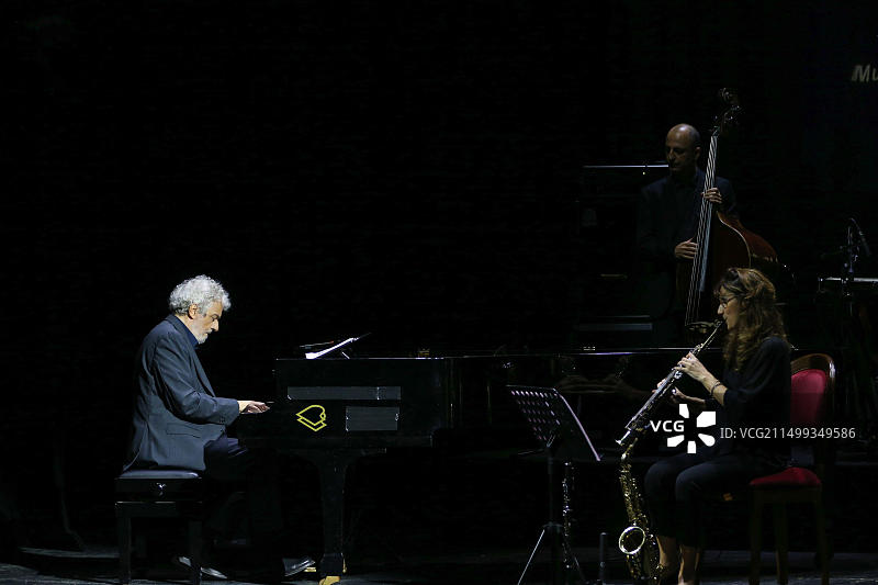 音乐家兼作曲家尼古拉·皮奥瓦尼在那不勒斯特里亚农维维亚尼剧院与他的乐师们一起举办音乐会图片素材