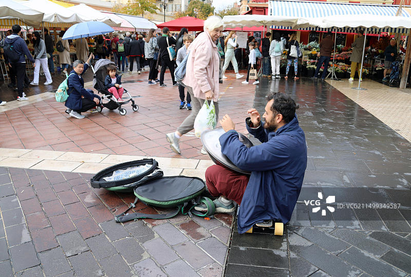 尼斯街头音乐家用UFO鼓演奏图片素材