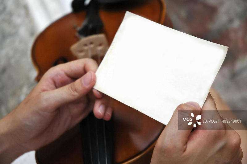 音乐家拿着白色空白音符的手图片素材