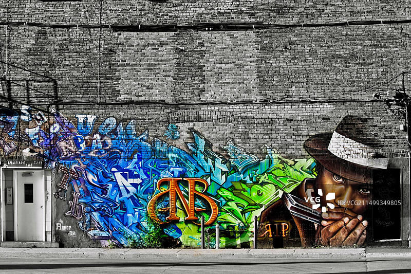 蒙特利尔的涂鸦墙，街道，门，大城市音乐家图片素材