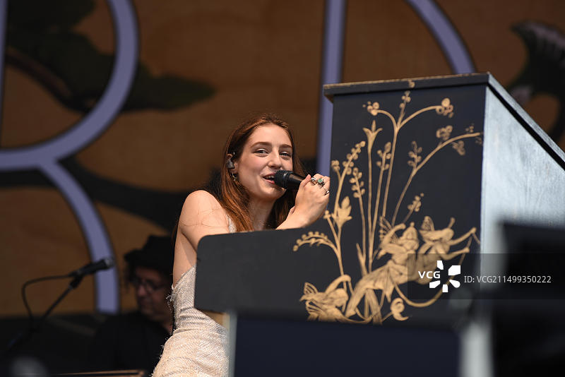 2017年7月7日，斯洛伐克特伦钦：英国歌手Birdy在Pohoda音乐节现场表演图片素材