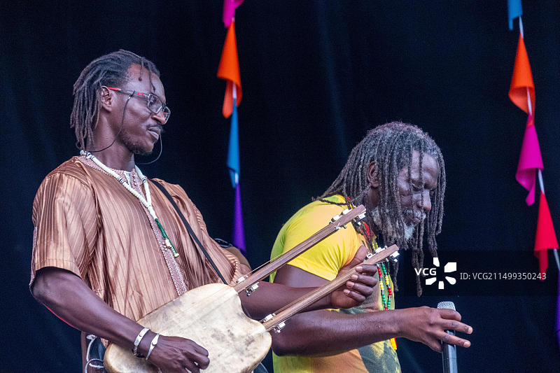 Tiken Jah Fakoly与其伴奏乐手在2017年蒙特利尔Francofolies音乐节上（加拿大魁北克省蒙特利尔节日广场）图片素材