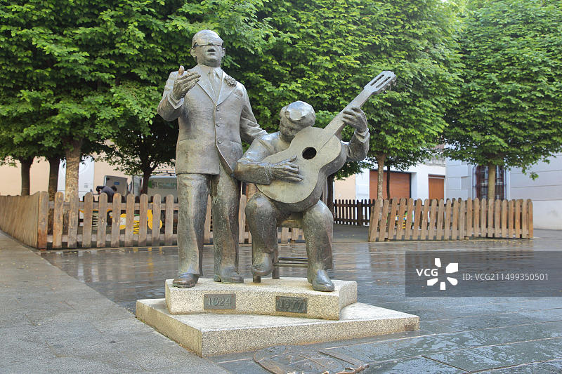 西班牙埃斯特雷马杜拉巴达霍斯的广场上，音乐家与歌手兼吉他手二重唱的雕塑图片素材