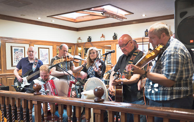 斯特罗姆内斯民间音乐节：苏格兰奥克尼群岛的民间乐队在酒吧演奏乐器图片素材