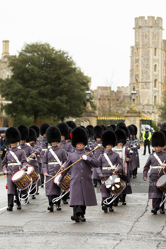 英国温莎城堡卫队换岗仪式上的冷溪卫队军乐队图片素材