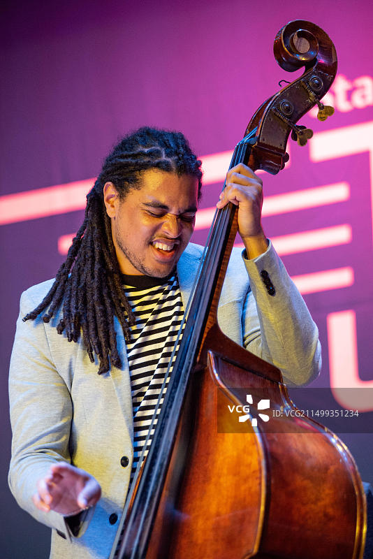 爵士音乐家本杰明·杰普塔在南非格拉汉姆斯敦/马汉达标准银行爵士音乐节上演奏低音提琴，2018年6月29日图片素材