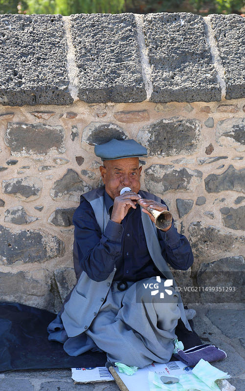 土耳其迪亚巴克尔：在十眼桥上演奏祖纳乐器的身份不明的街头音乐家图片素材