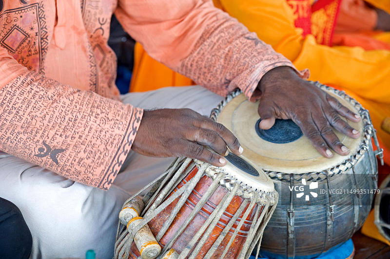 印度教音乐家在西孟加拉邦演奏塔布拉鼓图片素材