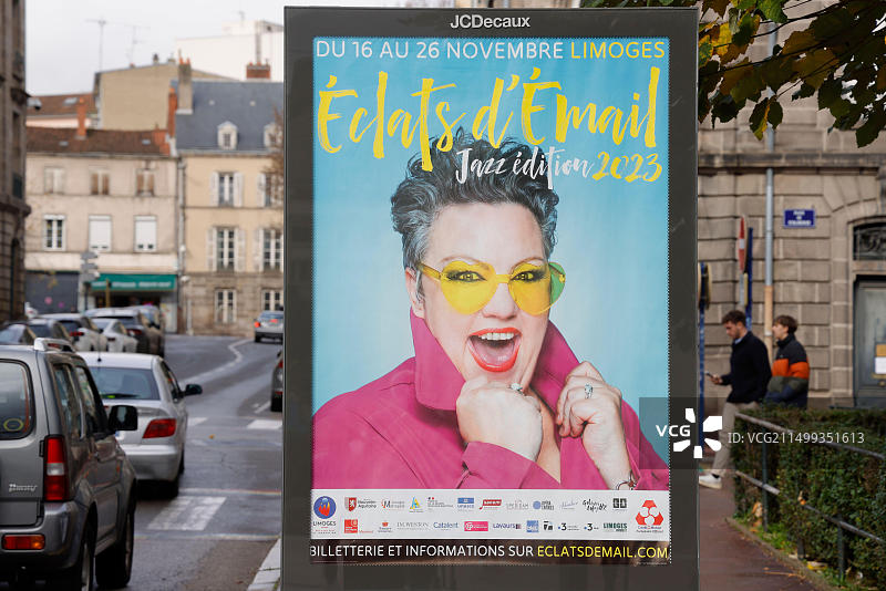 在法国利摩日举行的2023年Eclats d’Email爵士版音乐节开幕音乐会上，爱尔兰歌手兼音乐家Kaz Hawkins献唱图片素材