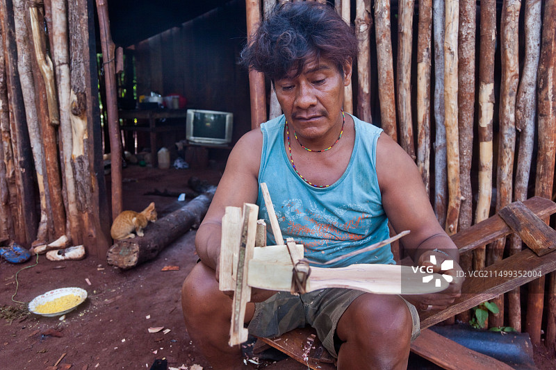 来自阿根廷米西奥内斯圣伊格纳西奥附近安德列西托村的姆比亚瓜拉尼族工匠和音乐家安赫尔·莫里尼戈手工制作图片素材