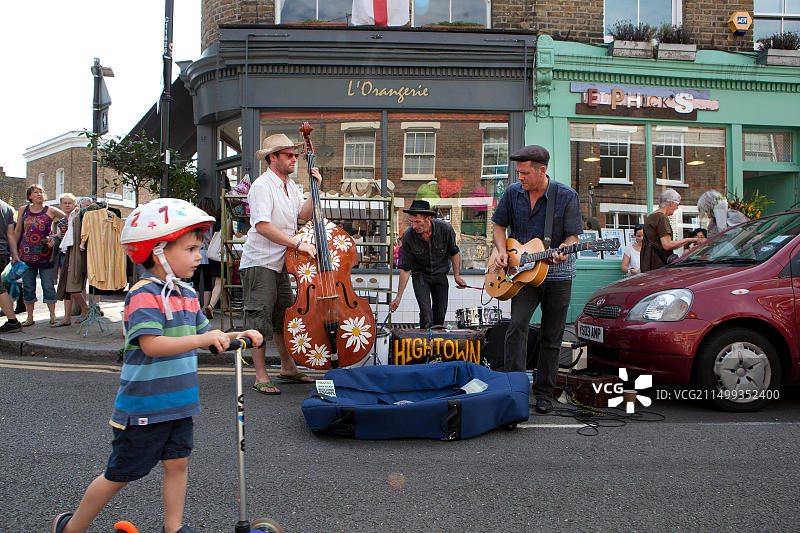 伦敦哥伦比亚路花卉市场的街头音乐家图片素材