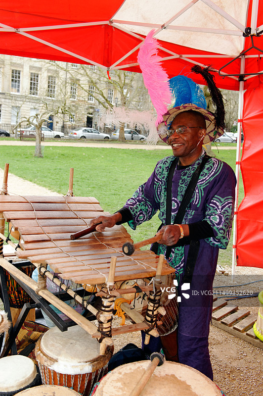 身穿非洲异域服饰在英国巴斯演奏马林巴琴的男人图片素材