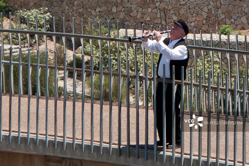 户外演奏单簧管的克莱兹梅尔音乐家图片素材