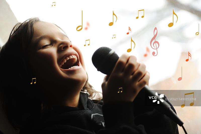 儿童音乐家用麦克风唱歌图片素材