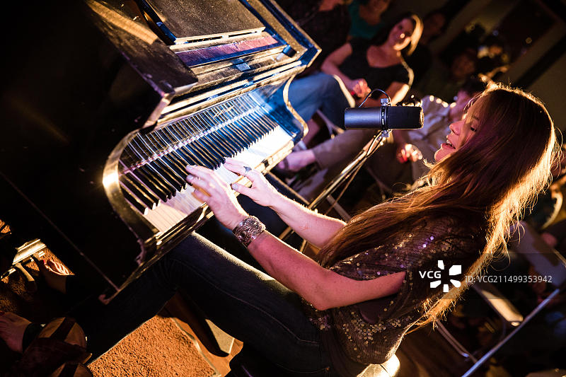 邦妮·毕肖普在《音乐之声》中弹钢琴图片素材