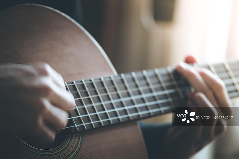 音乐家演奏古典吉他，指板和手指图片素材