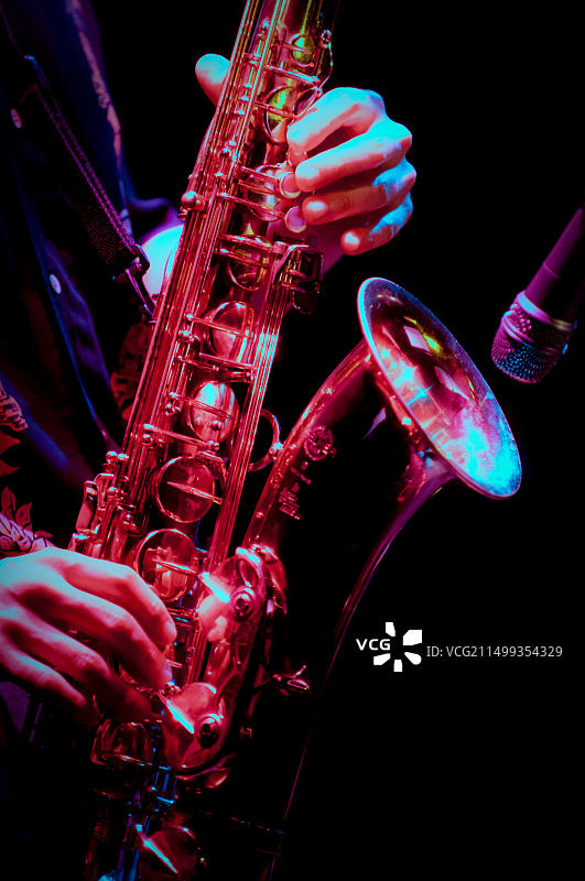 舞台上的萨克斯演奏者图片素材