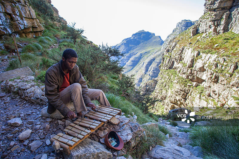 在南非开普敦桌山峡谷卖艺的音乐家图片素材