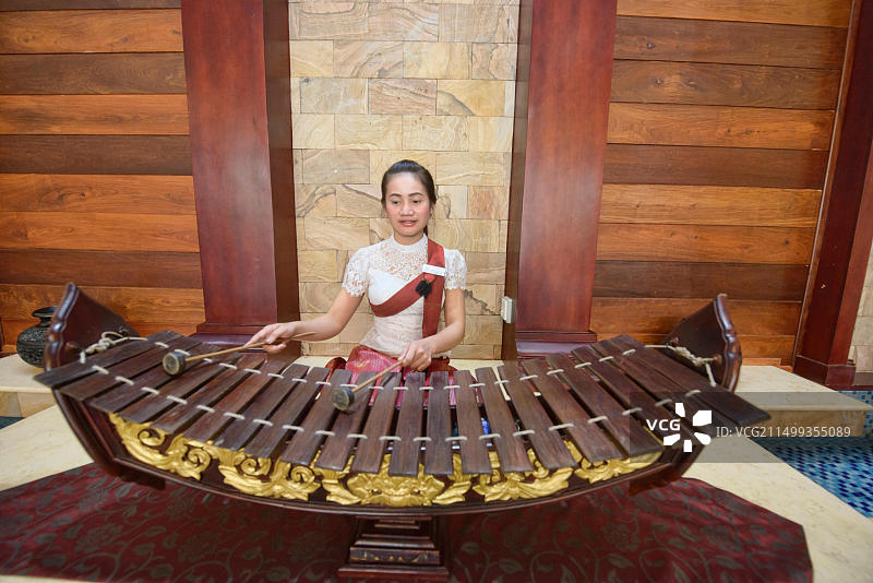 音乐家在柬埔寨暹粒演奏柬埔寨传统木琴Roneat图片素材