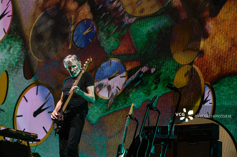 加拿大温哥华罗杰斯体育馆：Pink Floyd乐队的罗杰·沃特斯在“我们+他们”巡回演唱会上表演图片素材