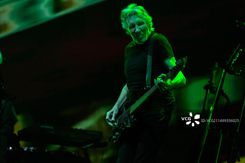 加拿大温哥华罗杰斯体育馆：Pink Floyd乐队的罗杰·沃特斯在“我们+他们”巡回演唱会上表演图片素材