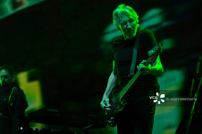 加拿大温哥华罗杰斯体育馆：Pink Floyd乐队的罗杰·沃特斯在“我们+他们”巡回演唱会上表演图片素材