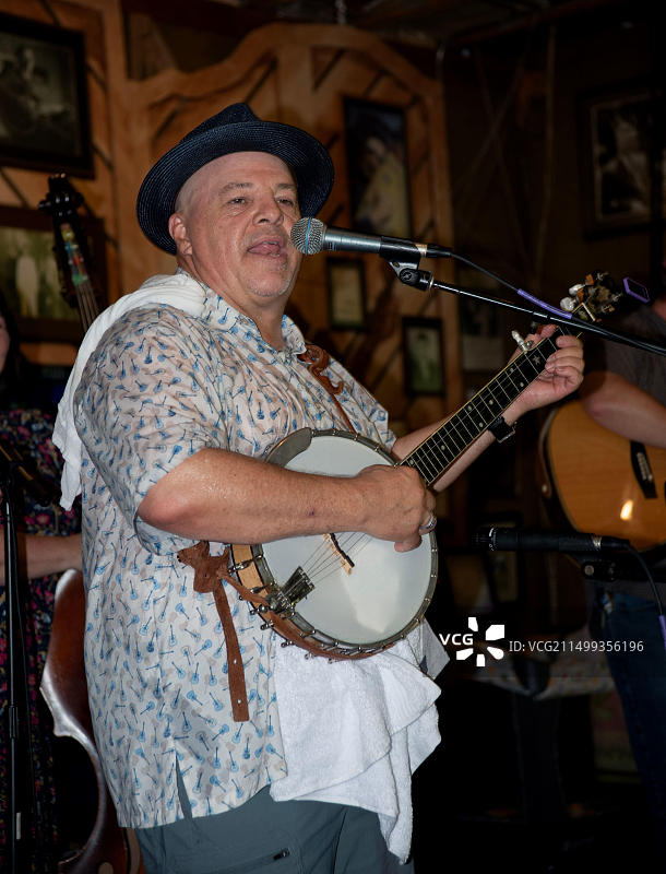 音乐家在弗吉尼亚州乡村的卡特福德演奏班卓琴图片素材