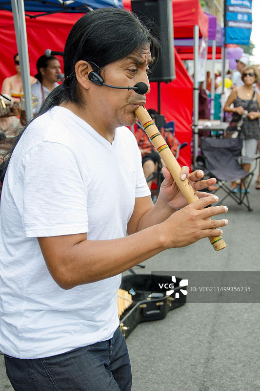 圣克莱尔节上的萨尔萨酱：街头音乐家演奏木笛图片素材