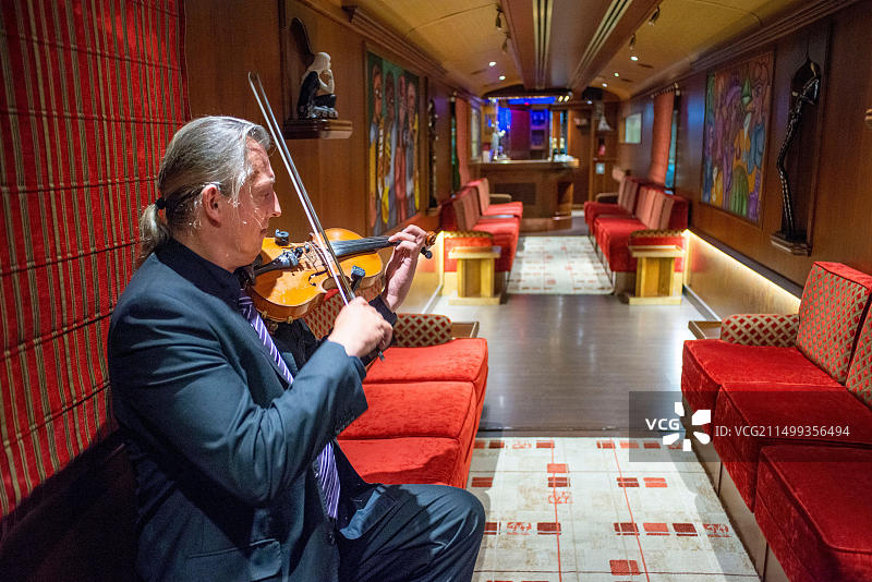 横贯西班牙北部的Transcantabrico Gran Lujo豪华列车内部，餐厅车厢内的小提琴现场演奏图片素材