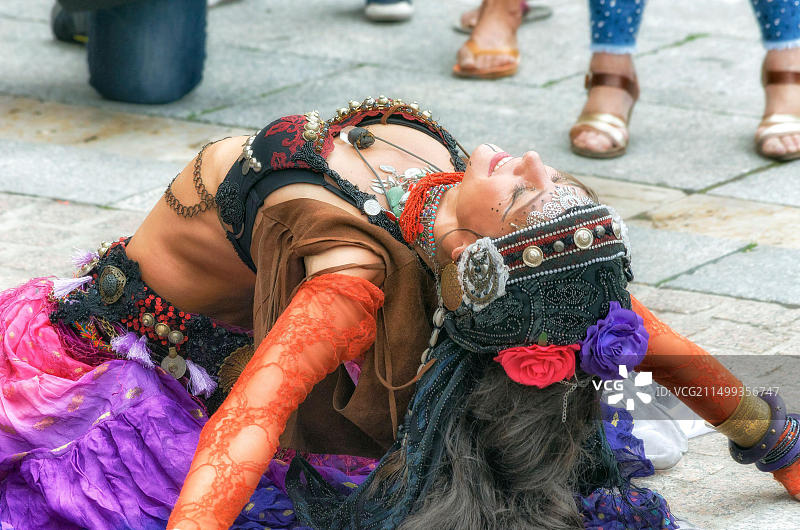 神圣的舞蹈：美丽的女子在阿尔卡拉德埃纳雷斯（马德里）的塞尔万提诺中世纪街头市场周期间，在圣地亚哥广场跳舞图片素材