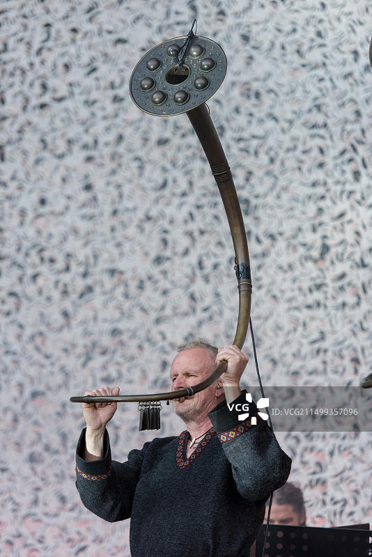 罗马尼亚锡比乌：挪威北欧乐队Wardruna在Artmania音乐节现场表演图片素材