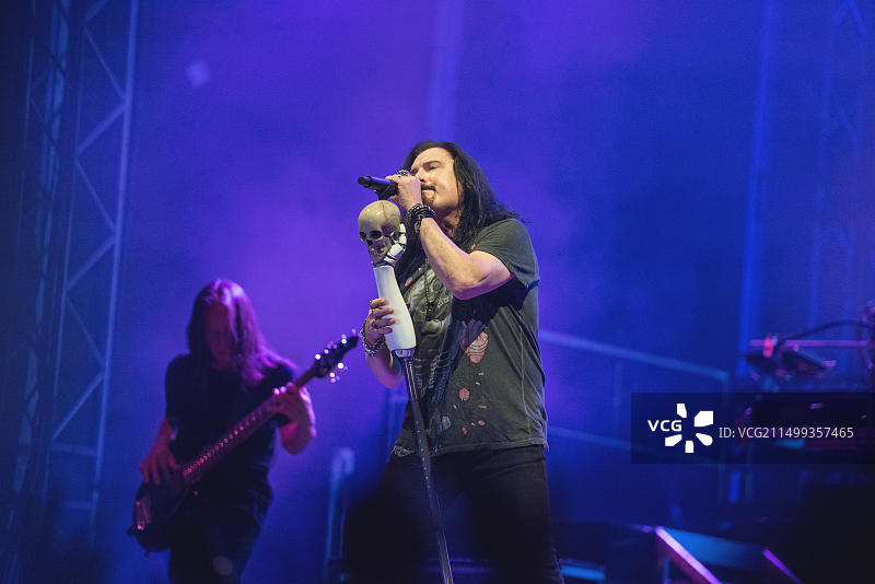 罗马尼亚锡比乌，2019年7月26日：梦剧院乐队主唱James LaBrie在Artmania音乐节现场表演图片素材