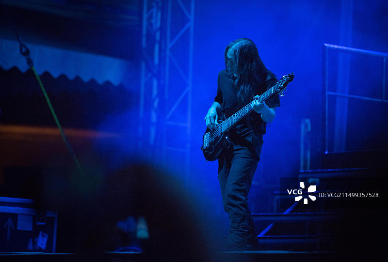 罗马尼亚锡比乌 - 2019年7月26日：前卫金属乐队Dream Theater的贝斯手John Myung在Artmania音乐节上现场表演图片素材
