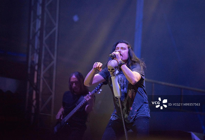 罗马尼亚锡比乌，2019年7月26日：梦剧院乐队主唱James LaBrie在Artmania音乐节现场表演图片素材